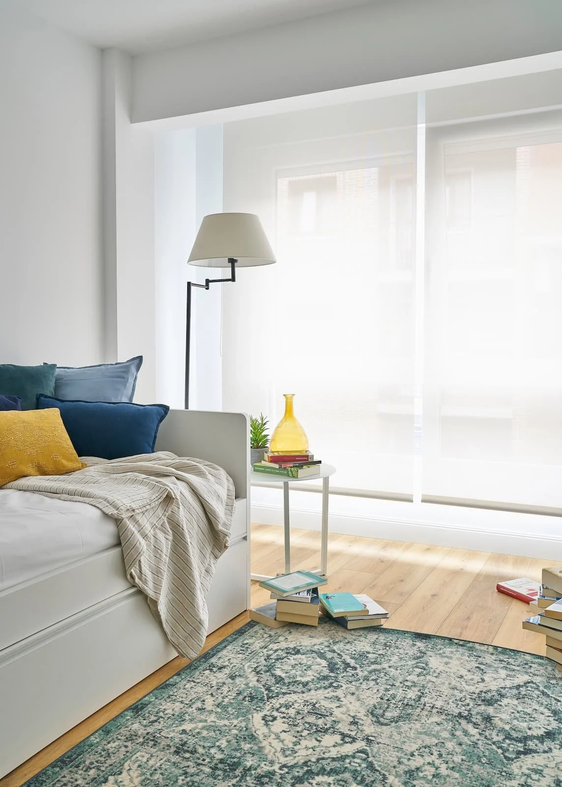 detalle de dormitorio luminoso con textiles y zona de descanso en reforma integral en portugalete