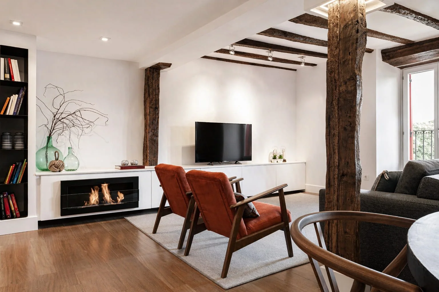 vivienda reformada en mundaka con cocina y salon conectados y diseno moderno