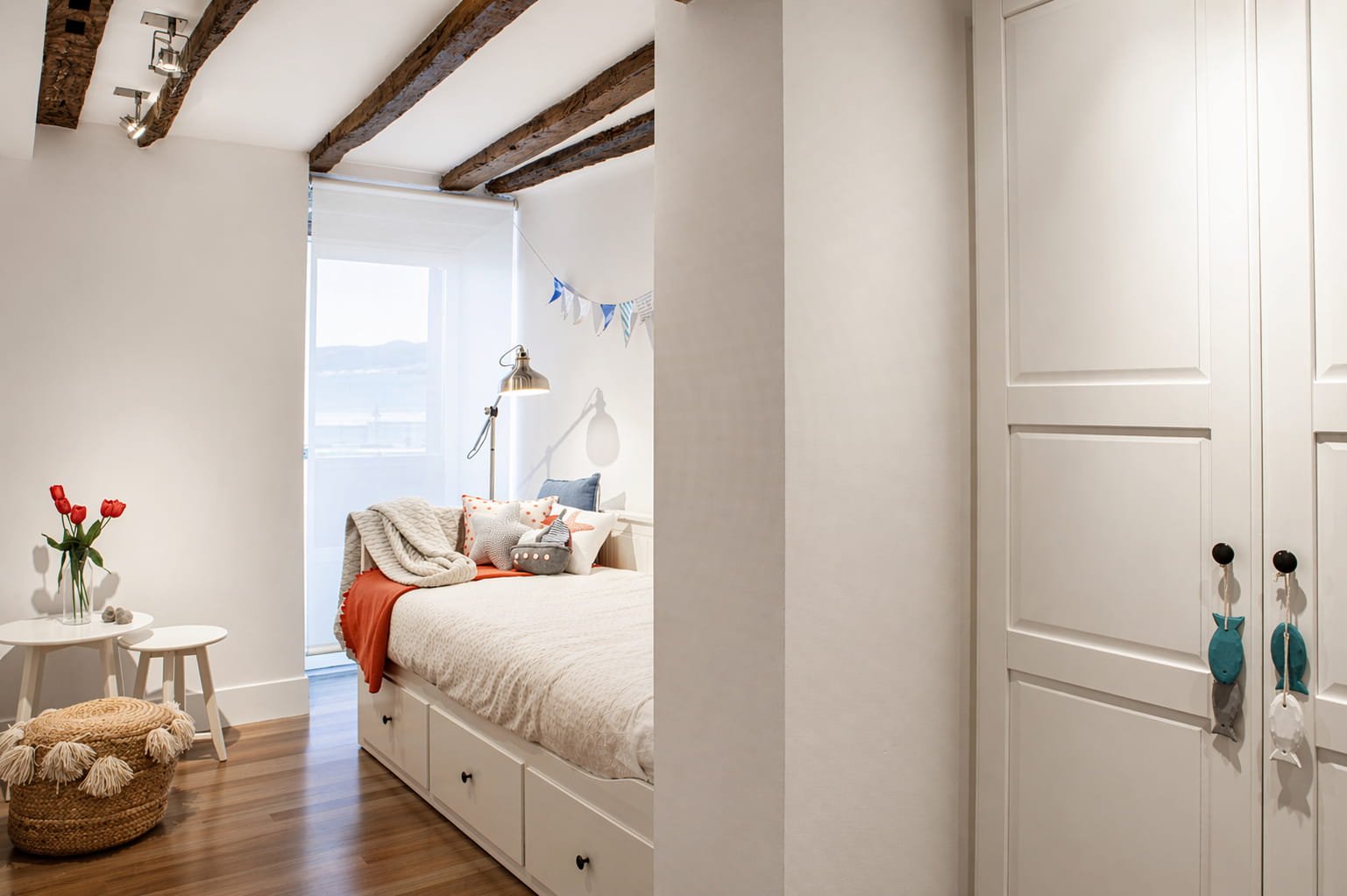 Habitación infantil con cama a medida y decoración en tonos suaves en vivienda reformada en Mundaka