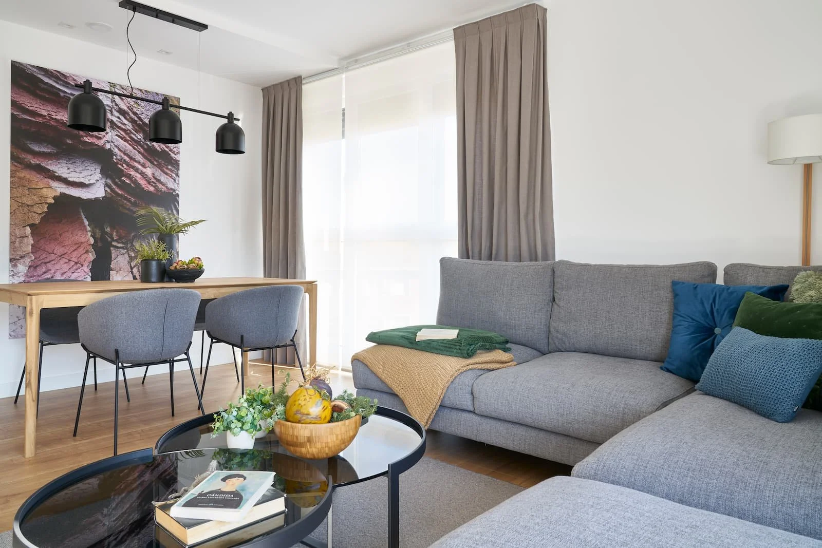 decoración y estilismo en vivienda en Urduliz con salón luminoso y mobiliario cuidado