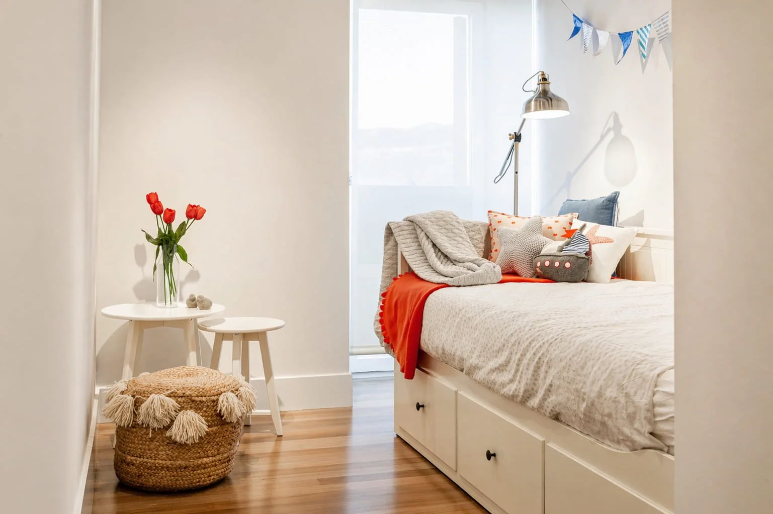 Detalle decorativo en habitación infantil con textiles y elementos de estilo costero