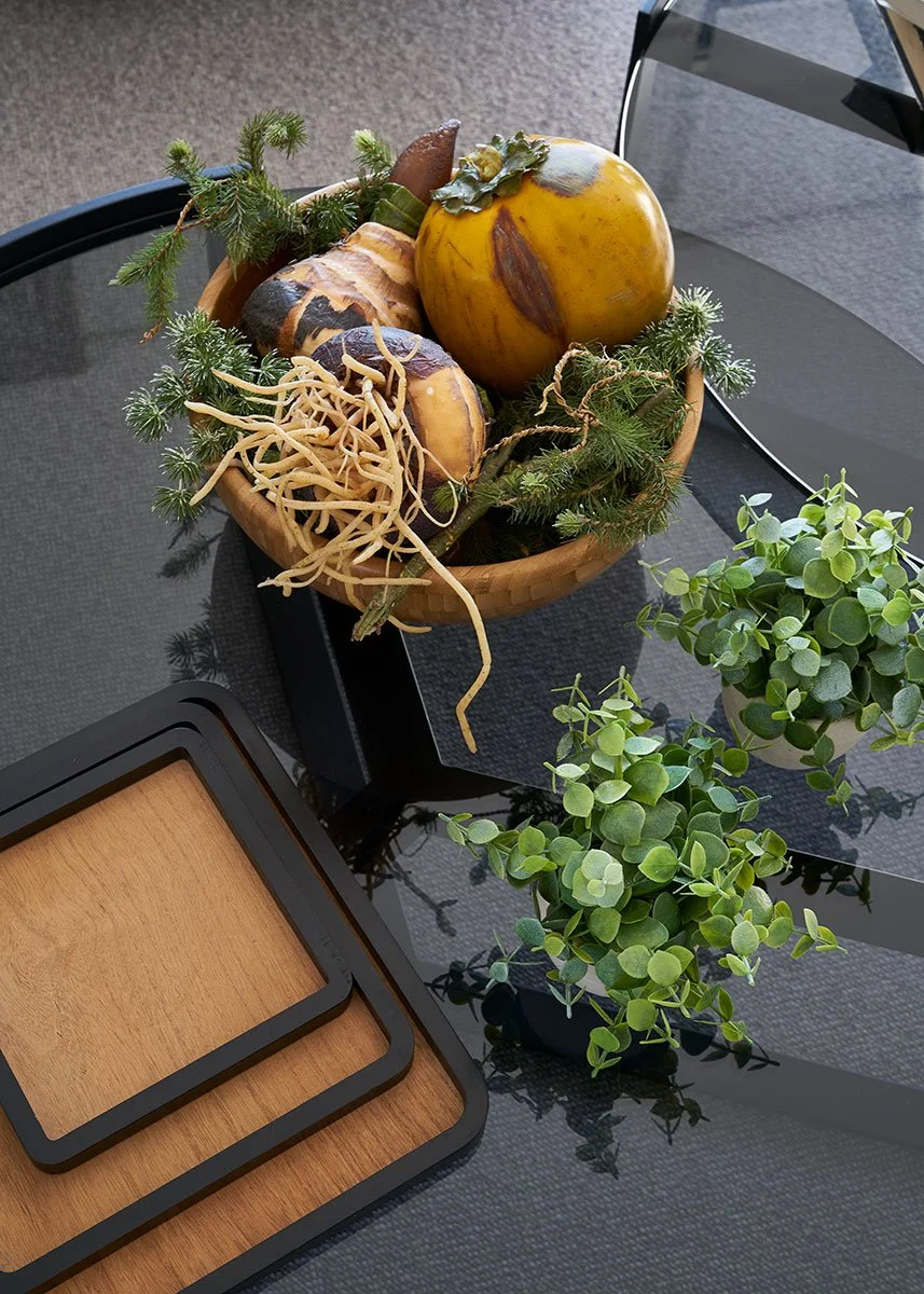 Detalle de decoración en mesa de centro con composición vegetal y elementos naturales en salón de vivienda en Urduliz Bizkaia proyecto de interiorismo y estilismo,