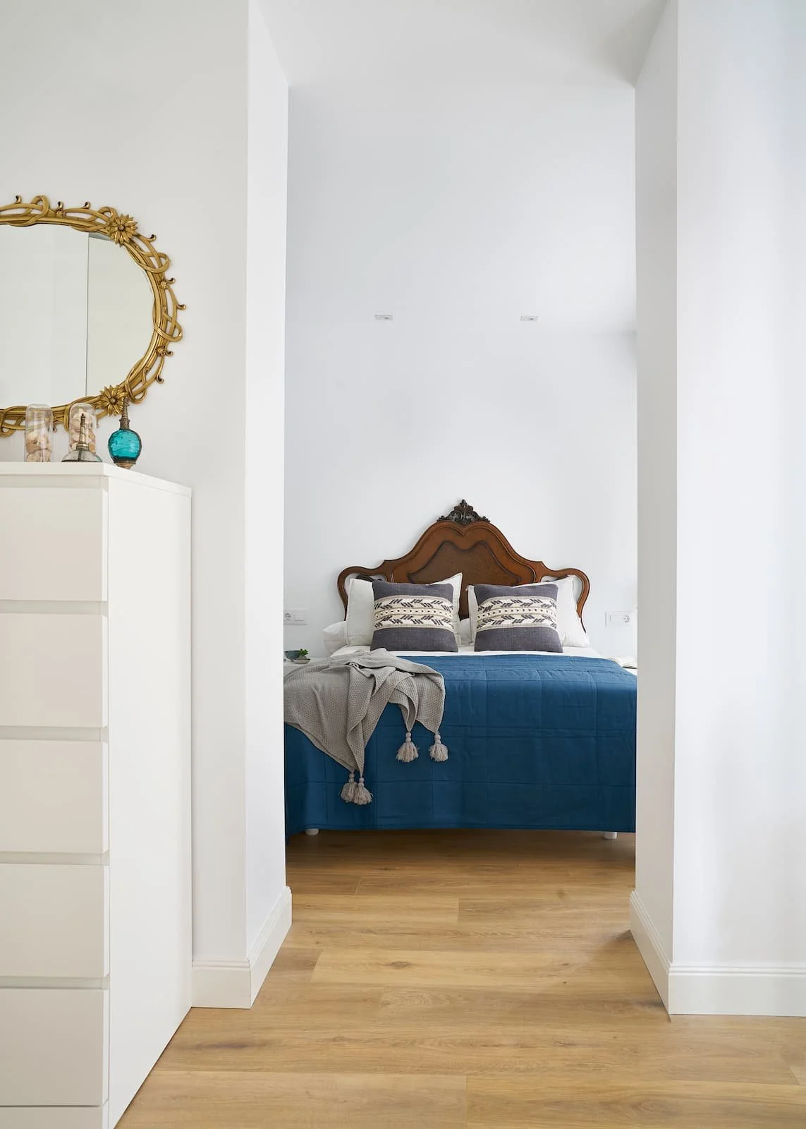 vista del dormitorio desde pasillo con distribucion de vivienda en reforma integral en portugalete bizkaia