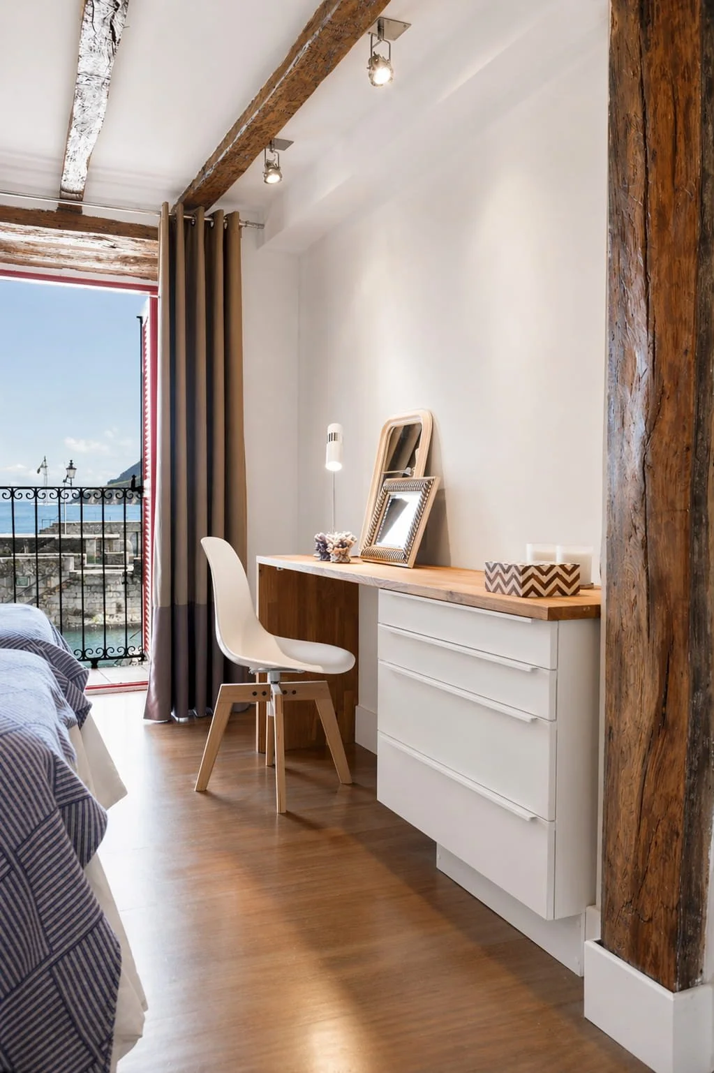 Zona de escritorio integrada en dormitorio con madera natural en reforma de estilo costero en Mundaka