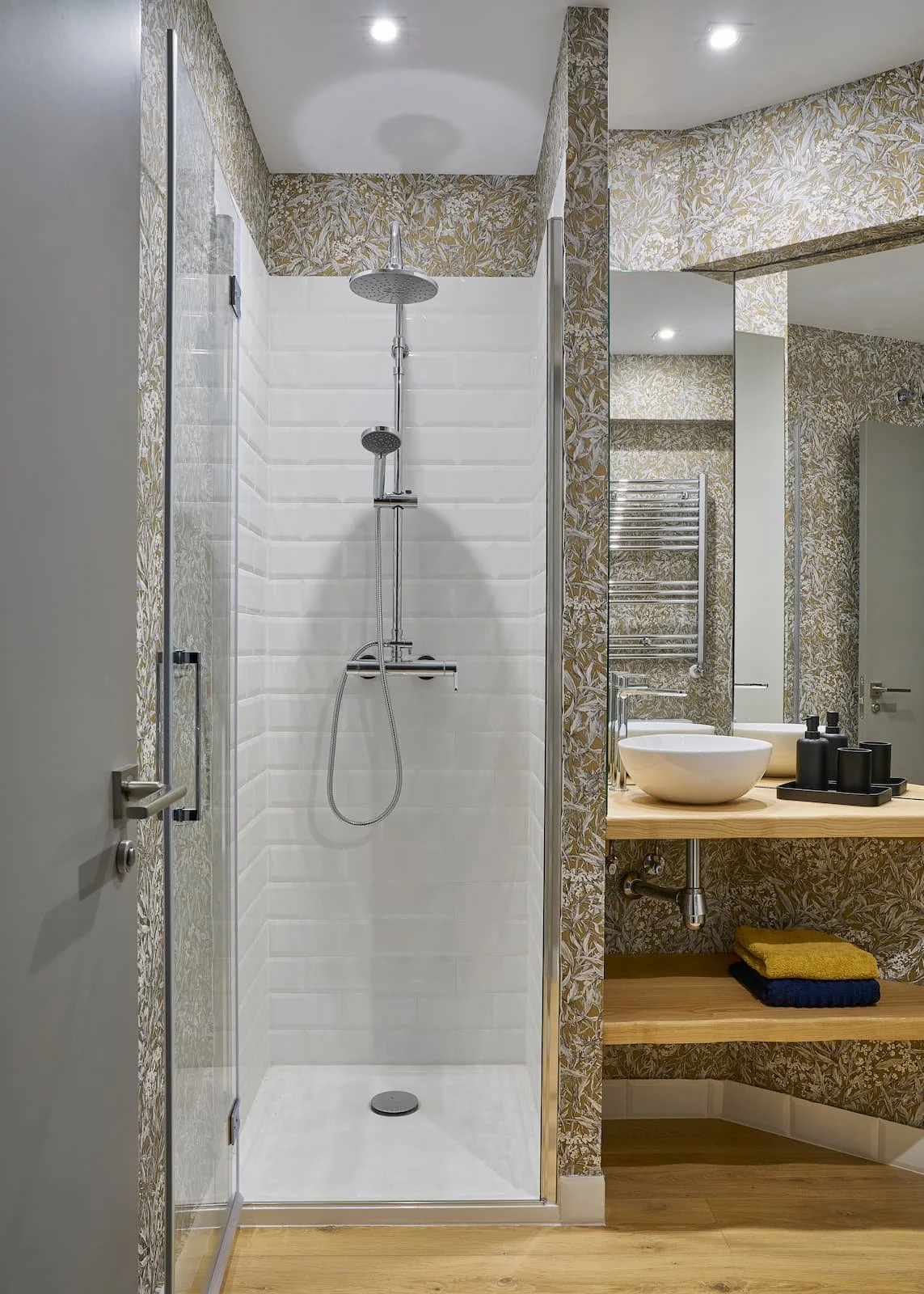 reforma de baño con ducha a ras de suelo y mueble lavabo en portugalete bizkaia