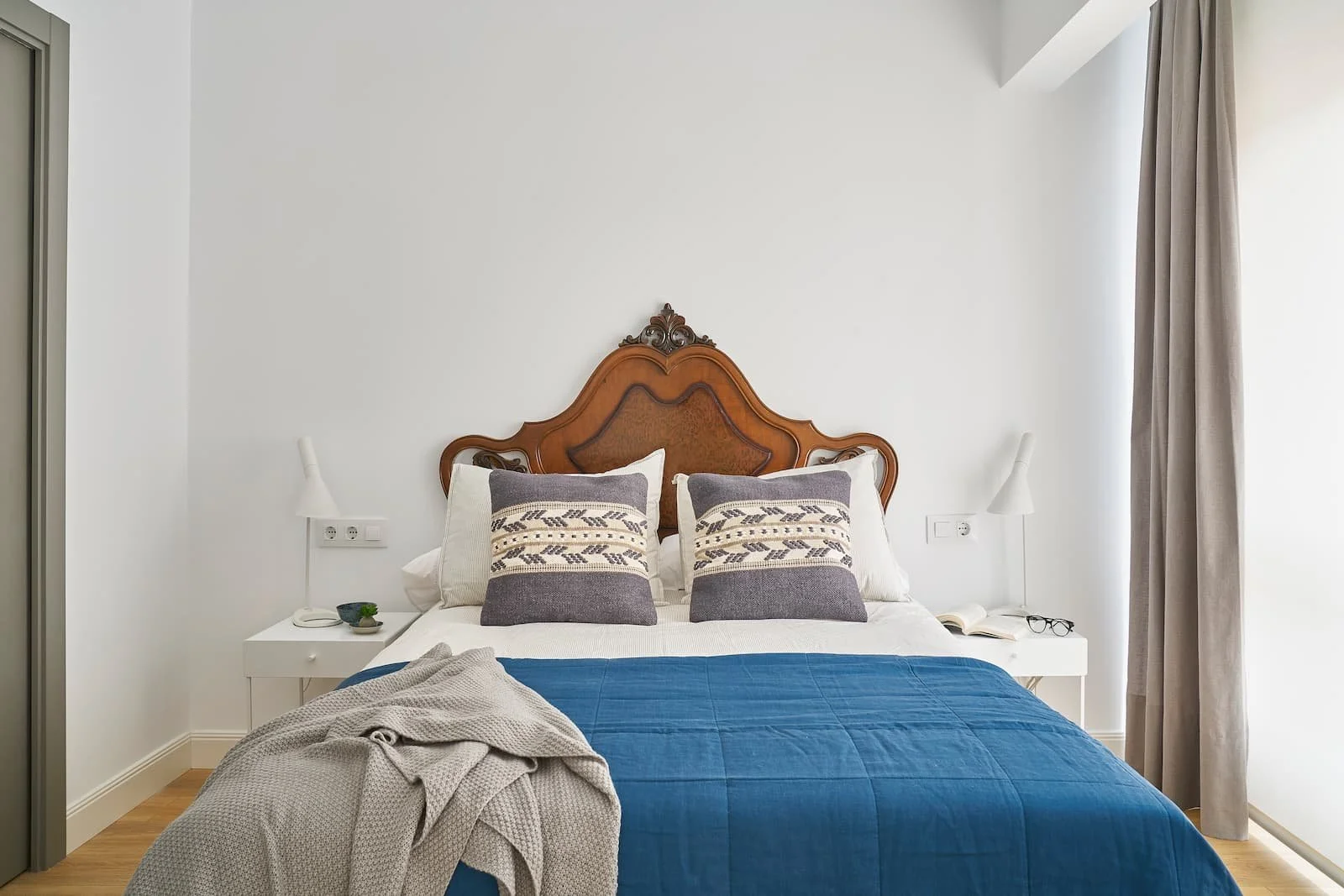 dormitorio principal con cama y decoracion en reforma integral en portugalete