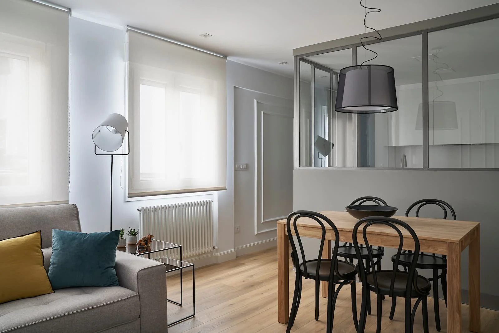 salon comedor con cocina abierta reforma integral en portugalete bizkaia interiorismo moderno
