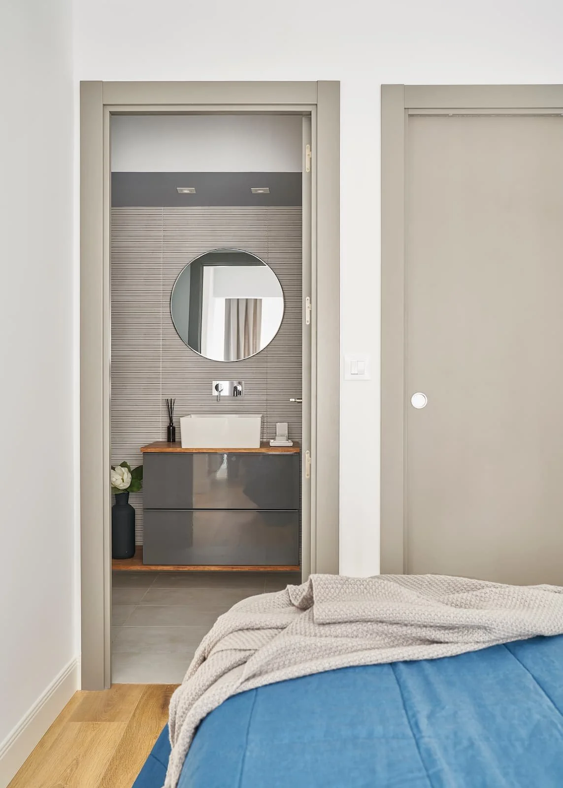 vista desde dormitorio hacia baño en suite en reforma integral en portugalete bizkaia