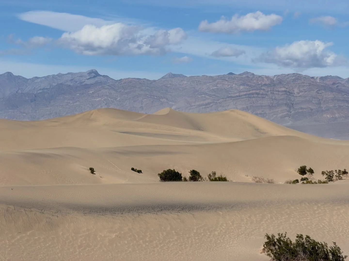 Getting back to reality after this amazing trip was difficult today. After my fabulous workshop with @clayartsvegas  I headed west to Death Valley 🏜️ NP. It is absolutely breathtaking, diverse, vast, and wildly remote. We hiked and drove all over th