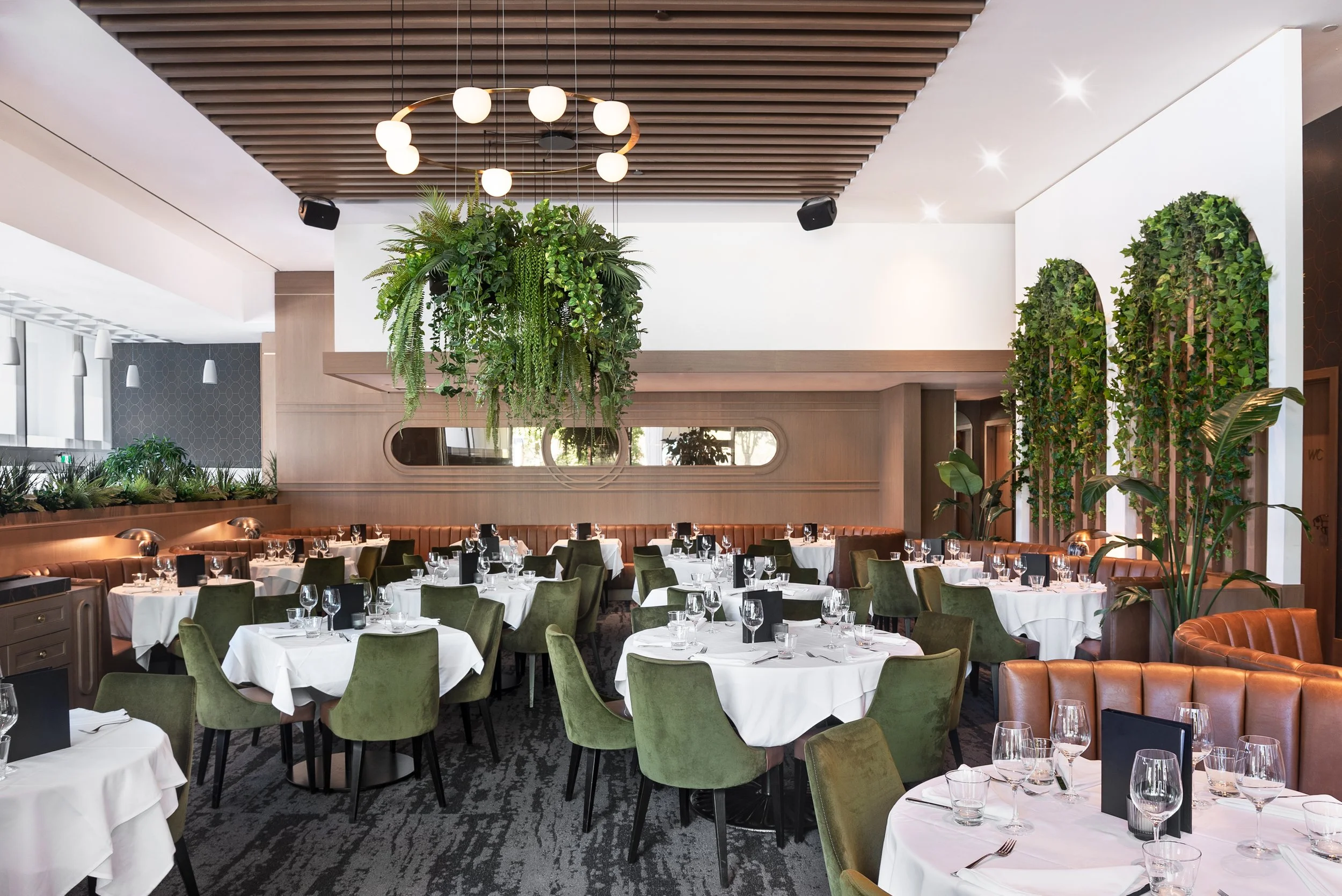 Rileys_HMerenda_dining.1.jpg