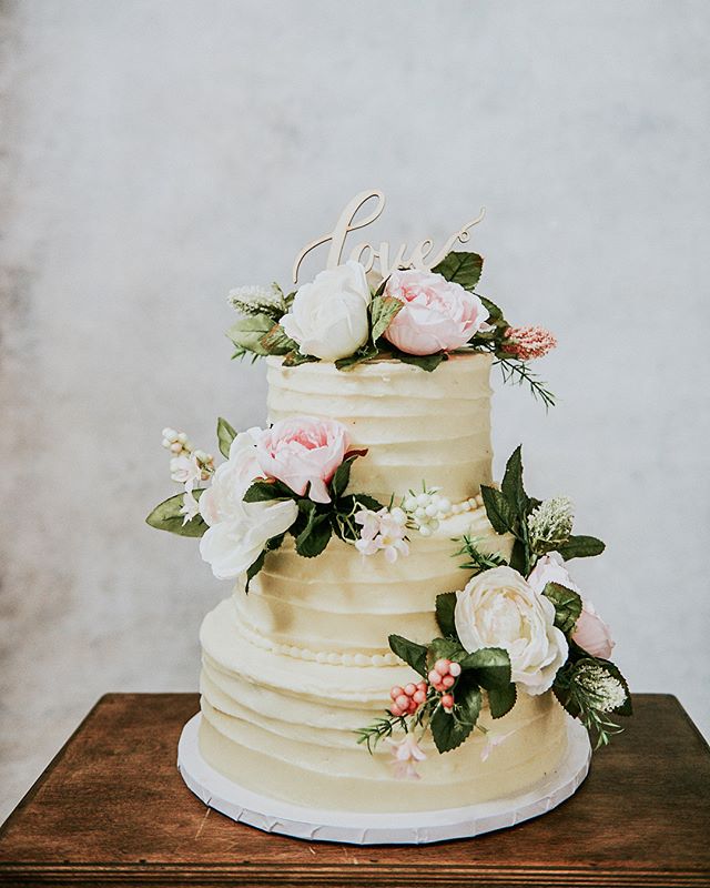 Tiered Red Velvet Cake made by @whiteflourbakes Photo by @pachiaaa #rusticcake #mn #minneapoliscake #minneapolis #minnesotabaker #customcake #photo #vintagecake #buttercream #flowers #floralcake #cake #cakedecorating #weddingcake #weddingcakes #weddi