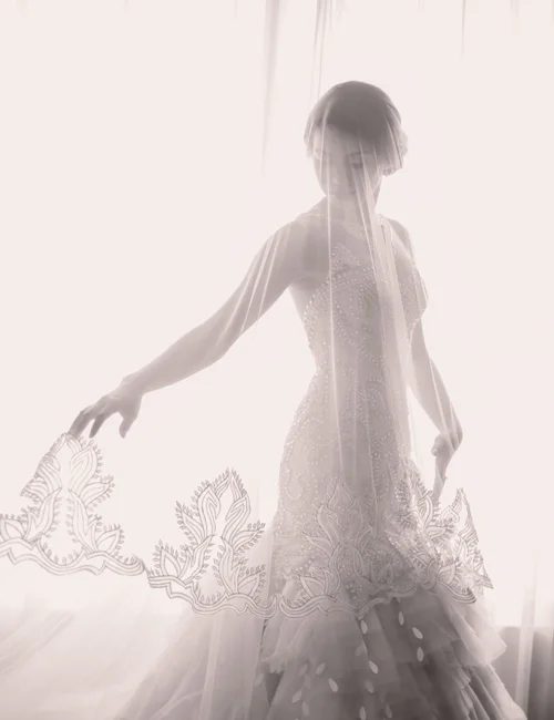 candid-moment-of-bride-playing-with-her-wedding-veil-before-walking-down-the-aisle-macy-yap-photography.jpg