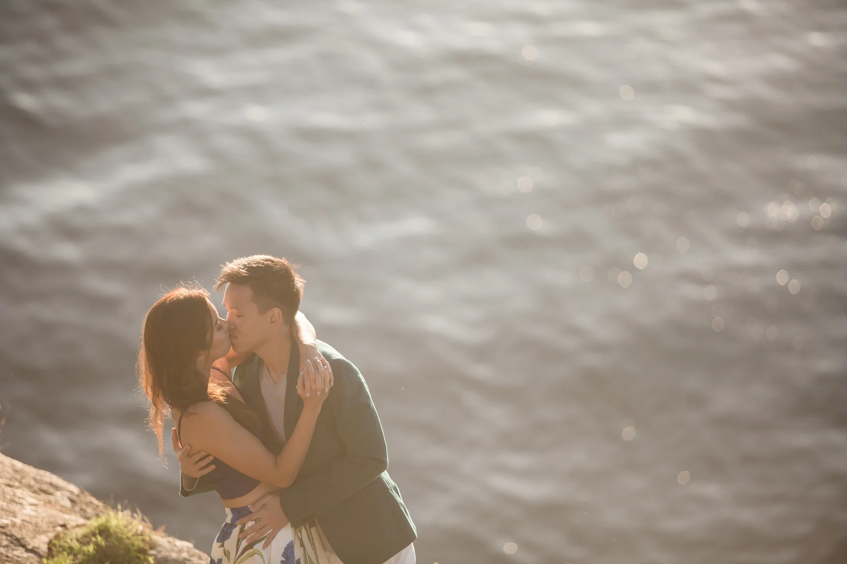 couple-sharing-a-kiss-by-the-water-west-vancouver-engagement-photoshoot-macy-yap-photography.jpg