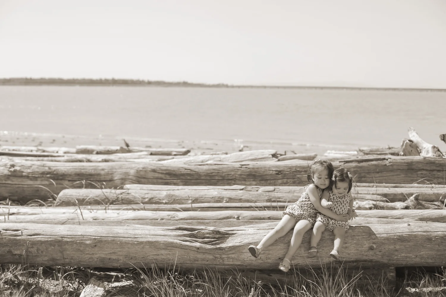 big-sisters-are-the-best-sister-bonding-time-at-garry-point-steveston-macy-yap-photography.jpg