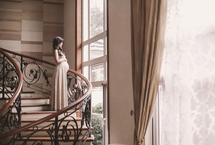 expectant-mother-thinking-about-the-next-few-months-excited-vancouver-macy-yap-photography.jpg
