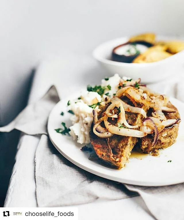 Une autre facon de d&eacute;guster nos galettes avec oignongs saut&eacute;es et patates pil&eacute;es ! 
Repost @chooselife_foods
.
.
.