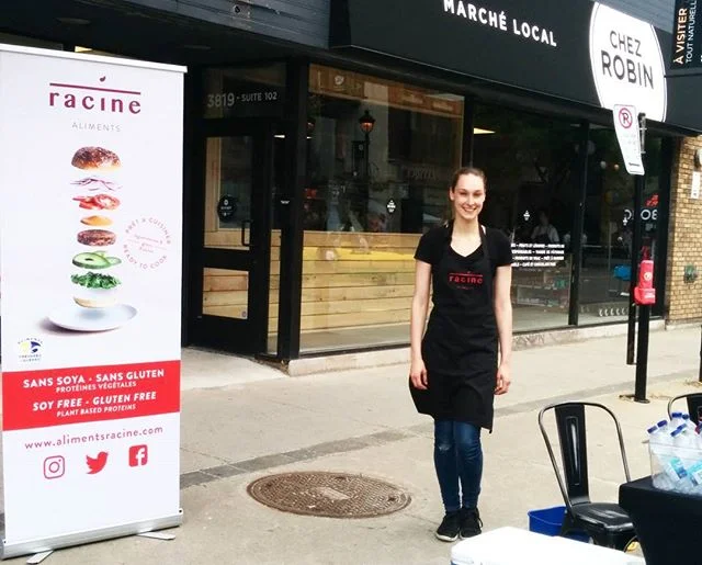 Sur Wellington devant @chezrobinmarchelocal  on fait d&eacute;guster nos v&eacute;g&eacute; burgers .
. .
#vegan #glutenfree #sansgluten #vegetalien #veganmtl