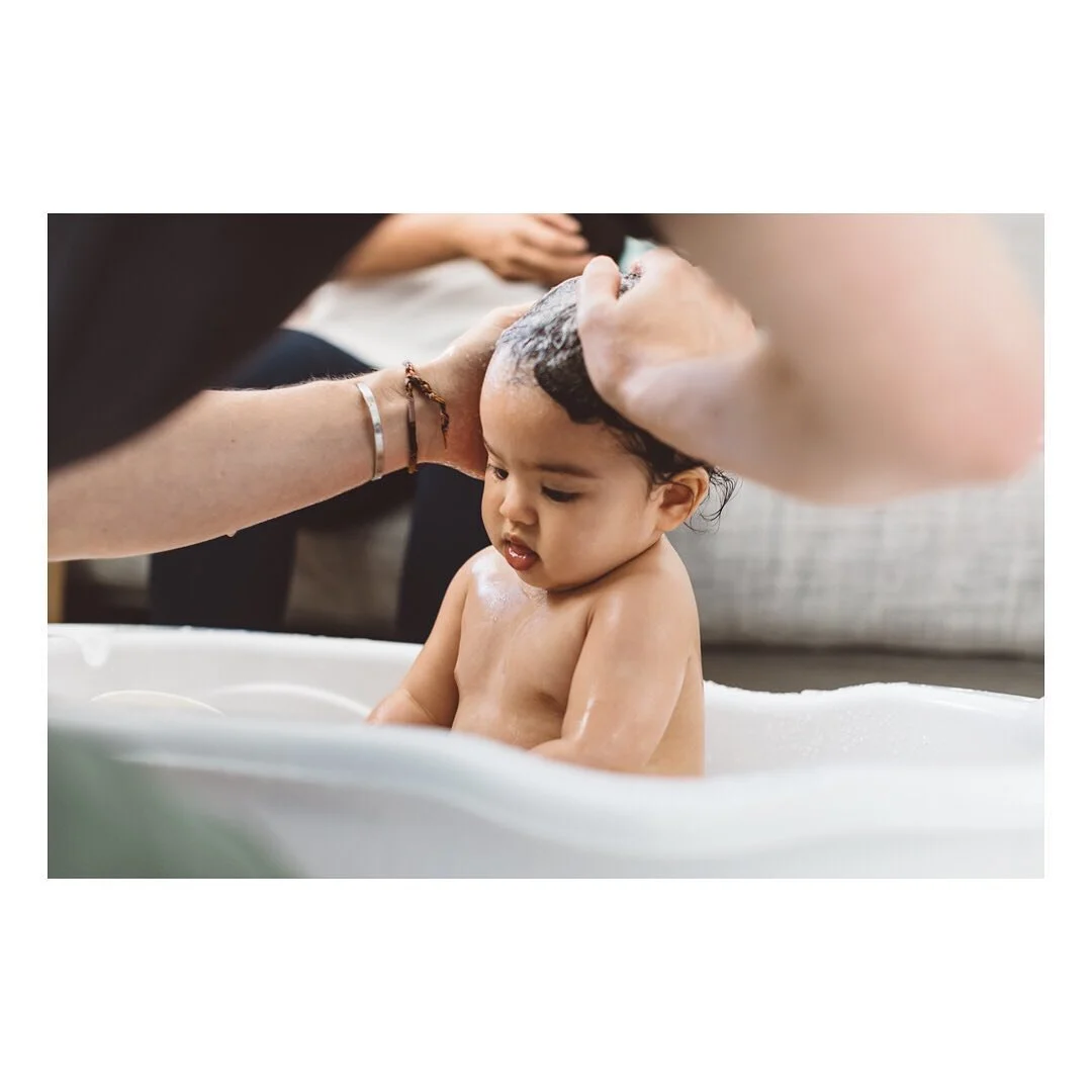 P A L A
Bath time with Dad.