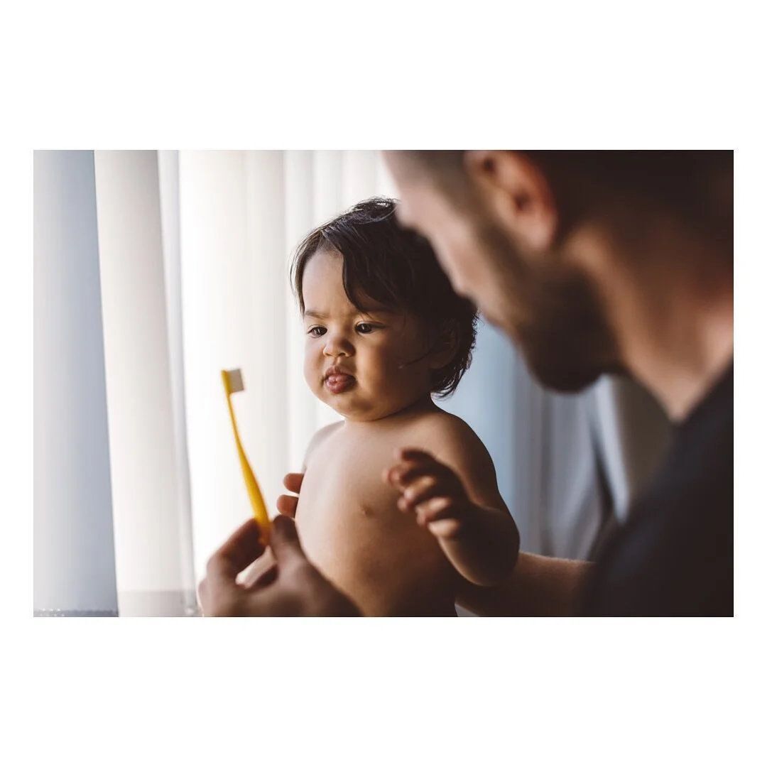 P A L A
The wonders of brushes her wee teeth with Dad.