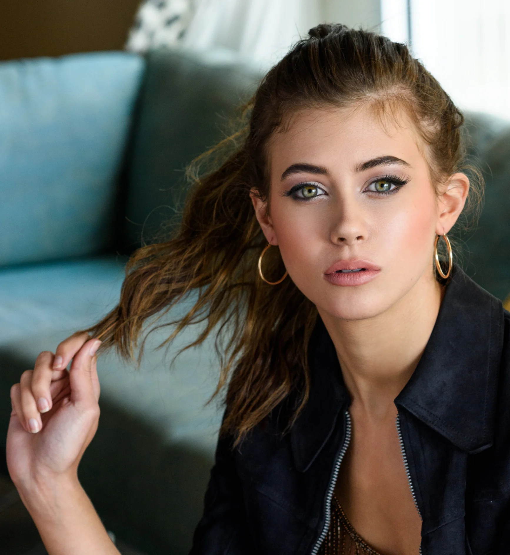 From a soliuter corner accent to a bold stripe through the crease, eyeliner also gets graphic this season. Aim for perfection and let your outer corner liner stand out by toning down the cheek and keeping the rest of your look neutral