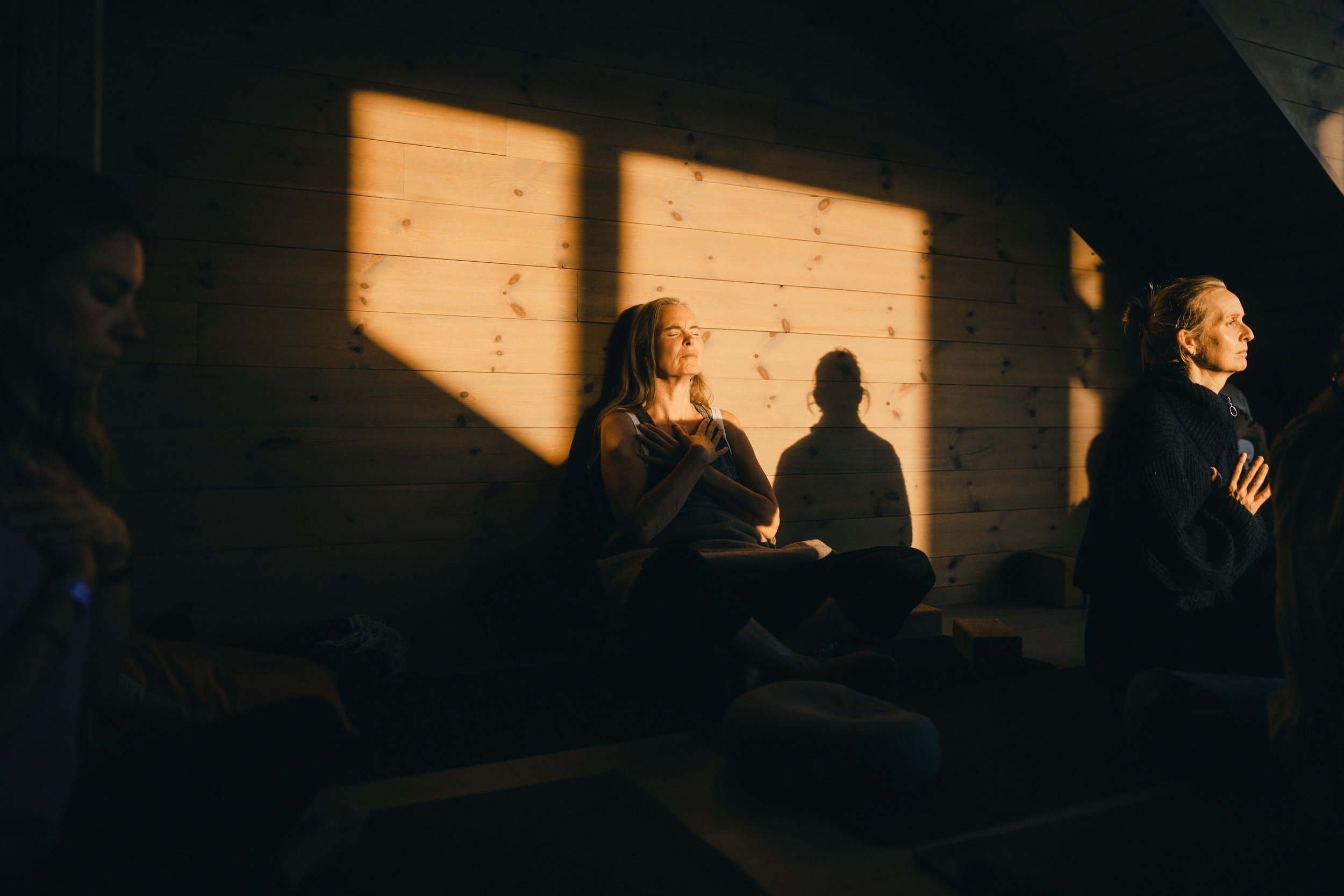Festival-goers in quiet meditation in the warm evening light at Nøsen