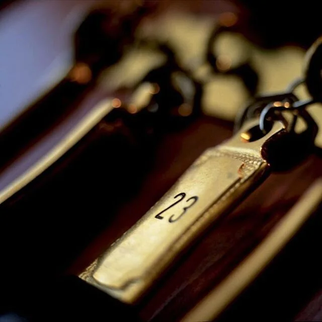 Riktiga nycklar 🔑- Tunga i väskan men ger en härlig känsla i handen. Vilket rum vill du öppna dörren till? #grandhotelmarstrand #marstrand #historia #hotell #straxutanföegöteborg