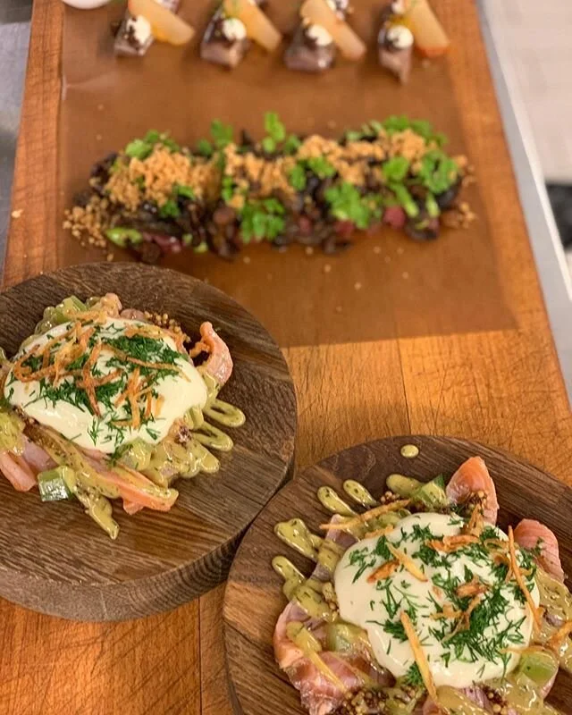 Ett gäng goa grejer på påskmenyn. Gravad lax, lammtartar och matjessill. Öppet ikväll söndag från 18.30🥂