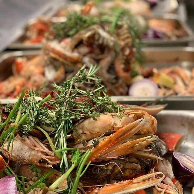 Nu preppar vi skaldjurssås. Välkomna i helgen öppet fredag & lördag från 18.30🧡