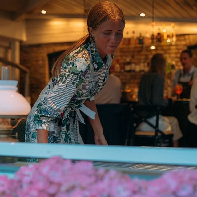 Sommaren är här🌸☀️🌸 Nu har vi öppet från kl 18.00 varje dag🥂 #grandtenan #marstrand #sommar