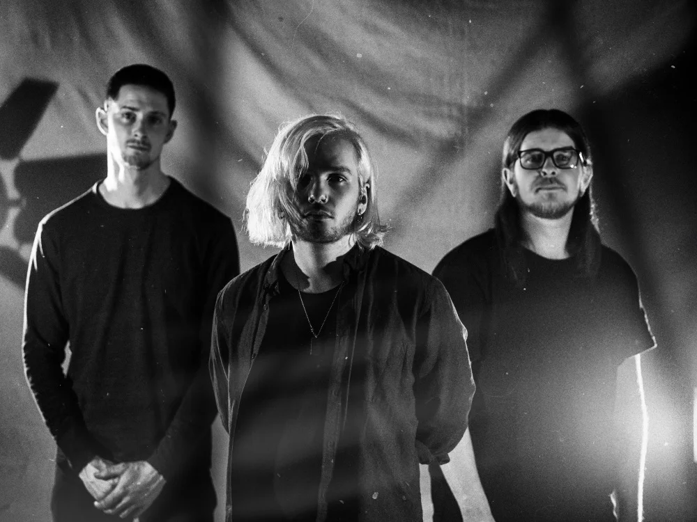 Alt-rock trio LOOSE TOOTH release video for 'AXIS'