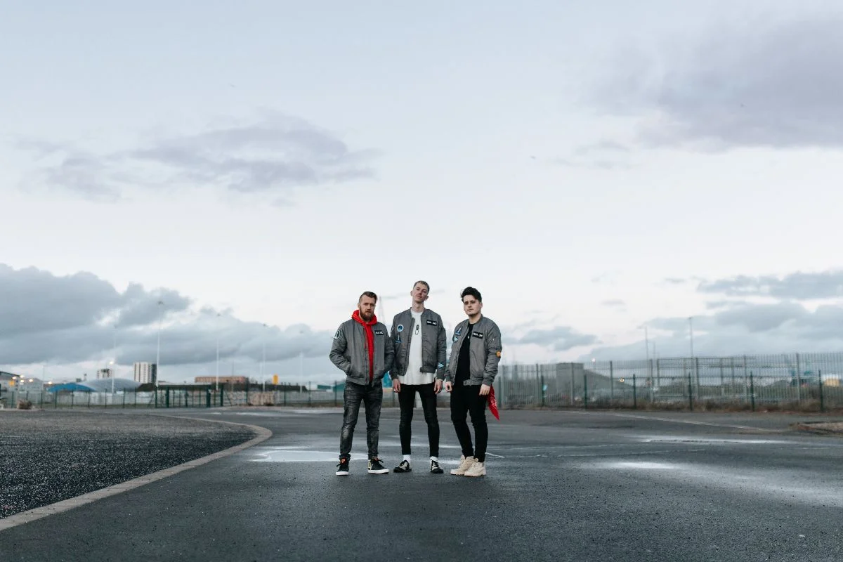Welsh rock trio JUNIOR announce debut LP and stream new single