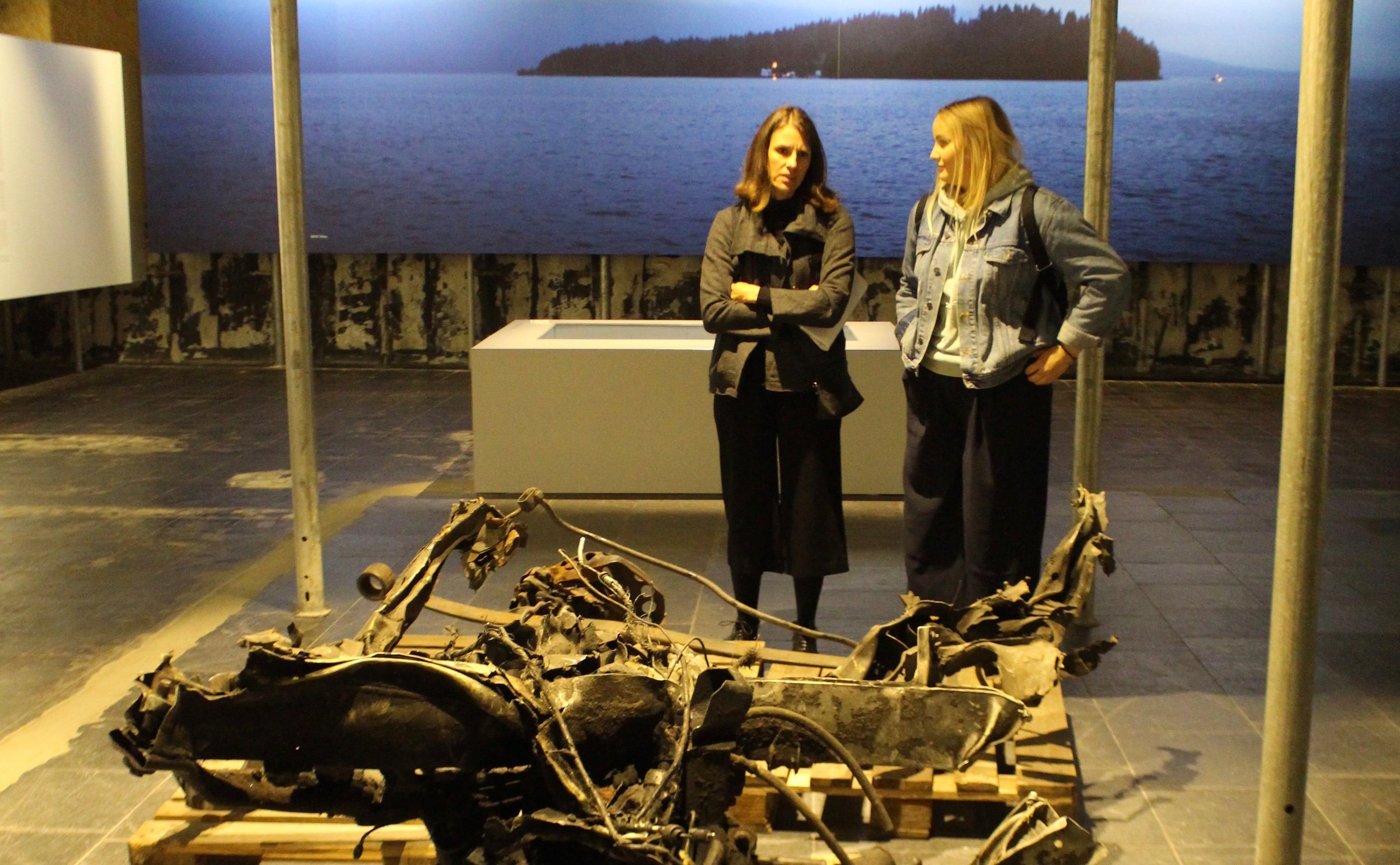Restene av bombebilen Anders Behring Breivik parkerte utenfor regjeringskvartalet er blant gjenstandene lærer Magdalena og Constance og resten av HNH-elevene fikk se på 22. juli-senteret.&nbsp;