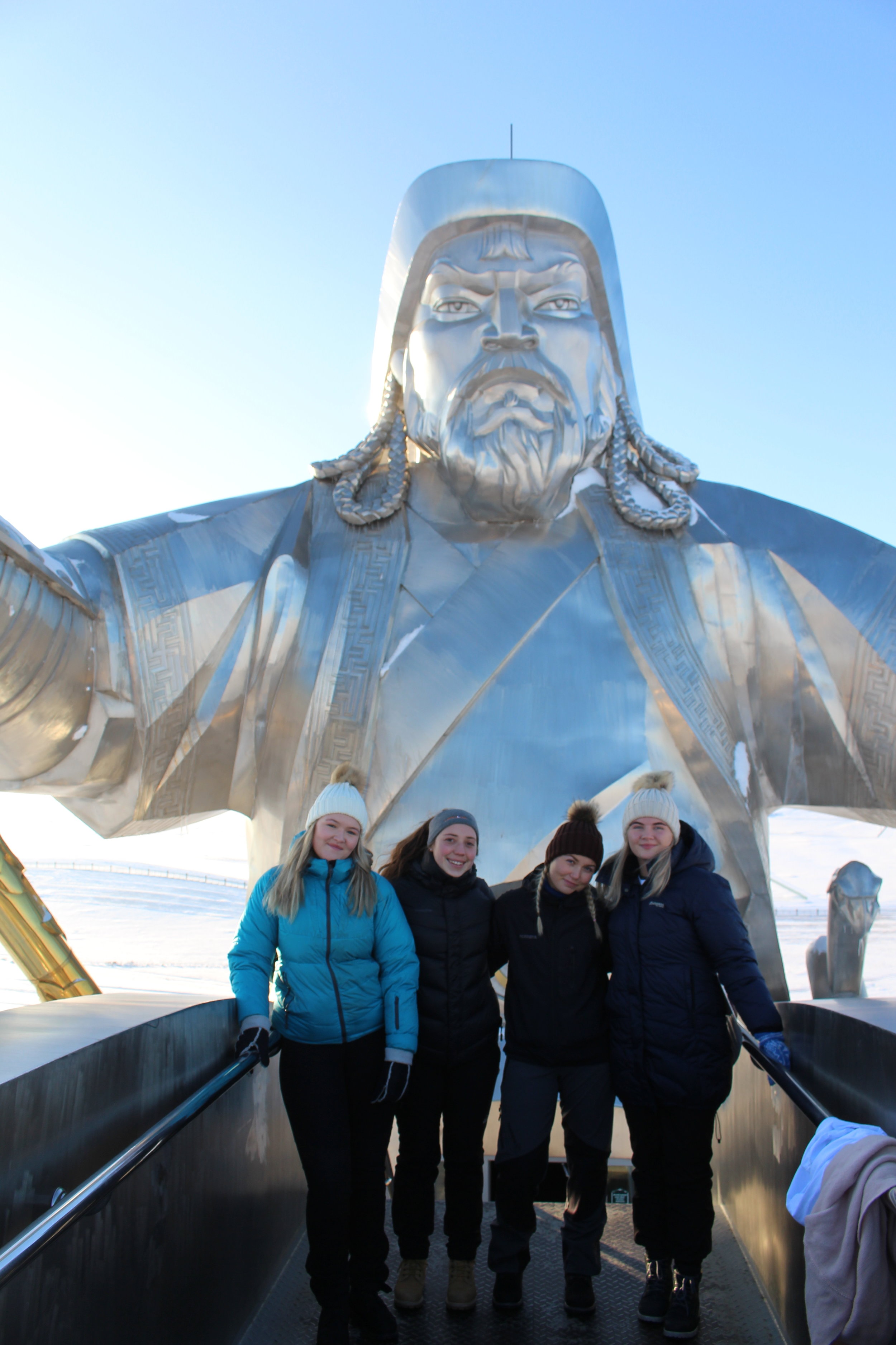  Kaja-Sofie og Sofie på toppen av Djengis-statuen sammen med to jenter fra Hurdal Verk Folkehøgskole. 