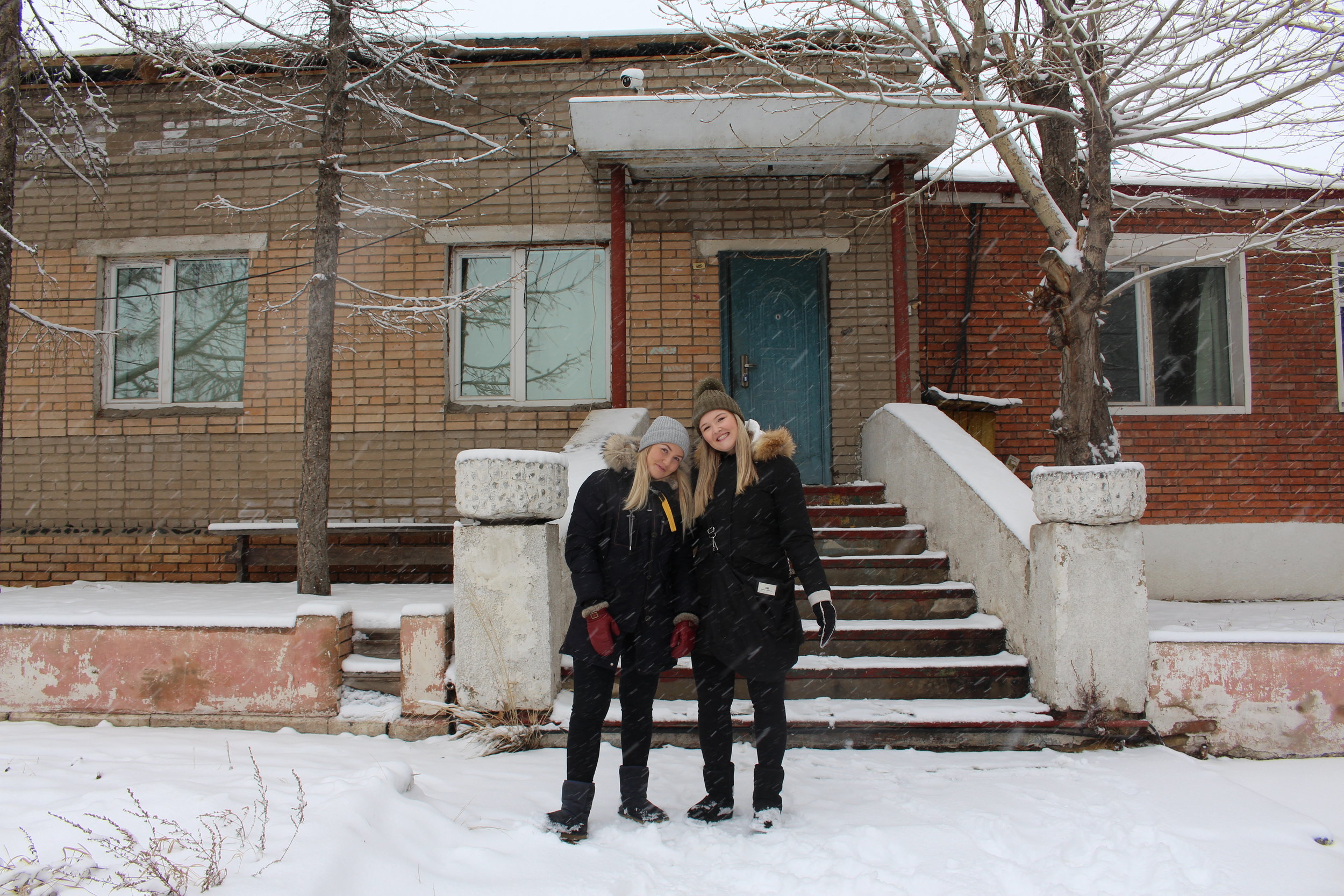  Kaja-Sofie (til venstre) og Sofie foran NLMs gjestehjem i Ulan Bator.&nbsp; 