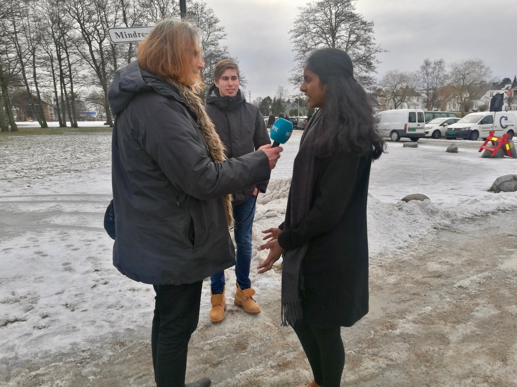 Shahana og Sebastian intervjues av NRK Østfold i etterkant av prinsessetreffet.&nbsp;