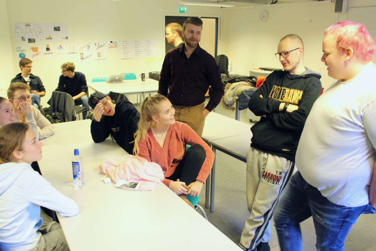 Elevene snakker med ungdommene fra Fontenehuset Rygge og får innspill på prosjektideene sine.