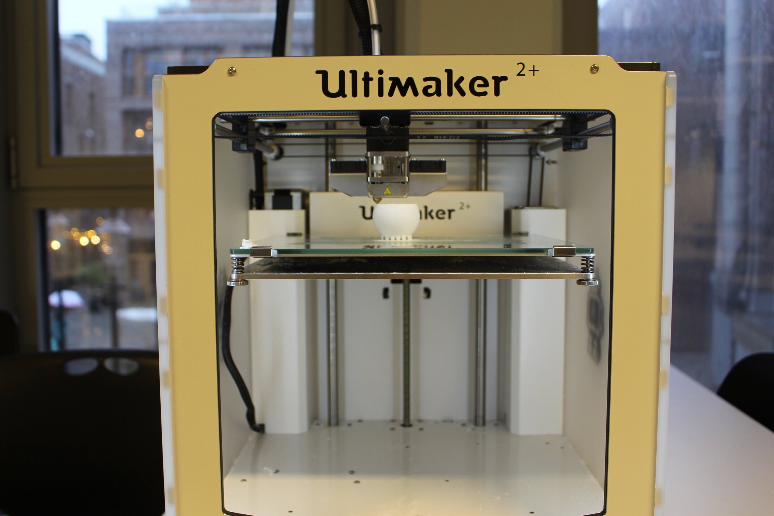  Her er 3D-printeren i gang med å printe en bordtennisball.  