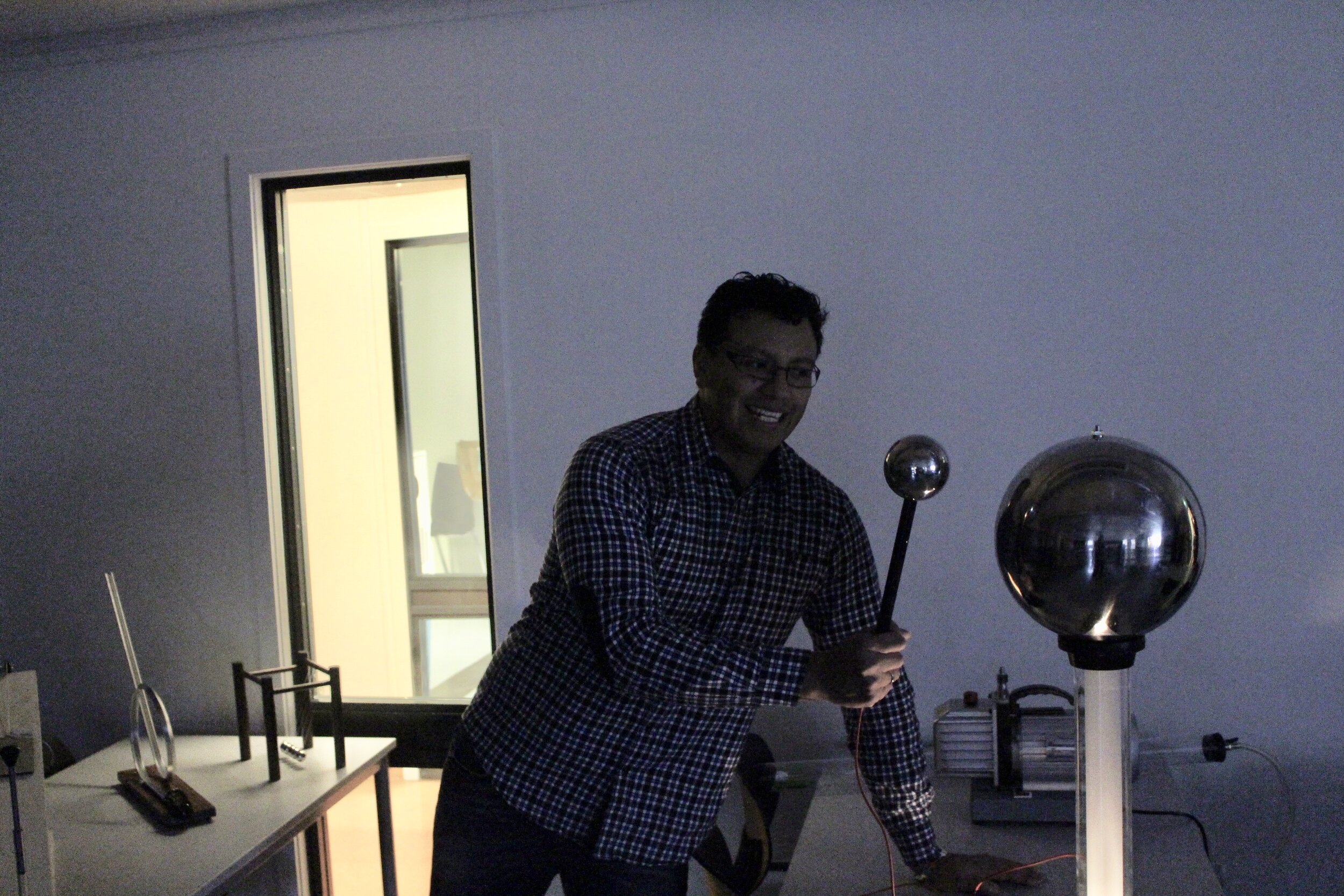  Matte- og fysikklærer Sergio Sarmiento demonstrerer noe av utstyret som brukes i fysikkundervisningen.  