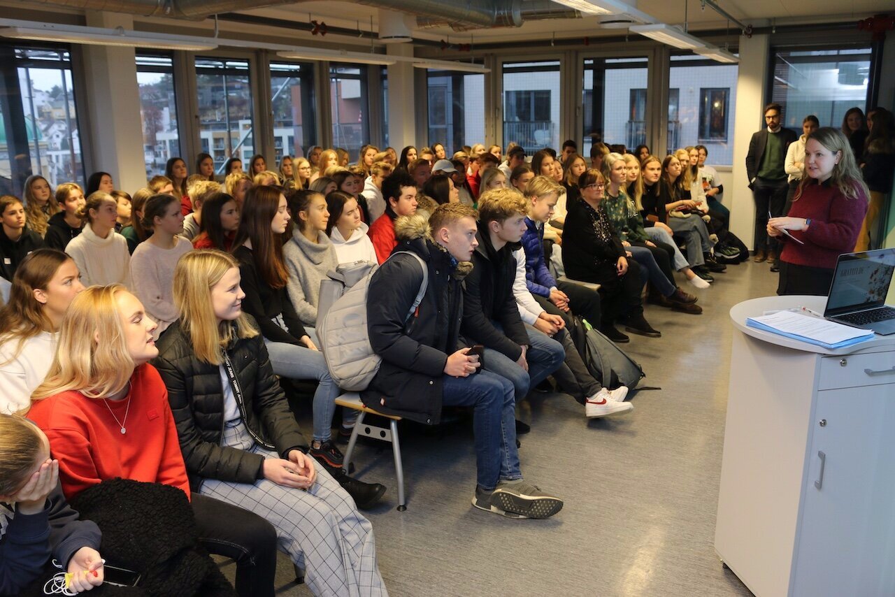  På skolesamlingene samles alle elever og ansatte. Her er det norsklærer Maria Celine som snakker.  