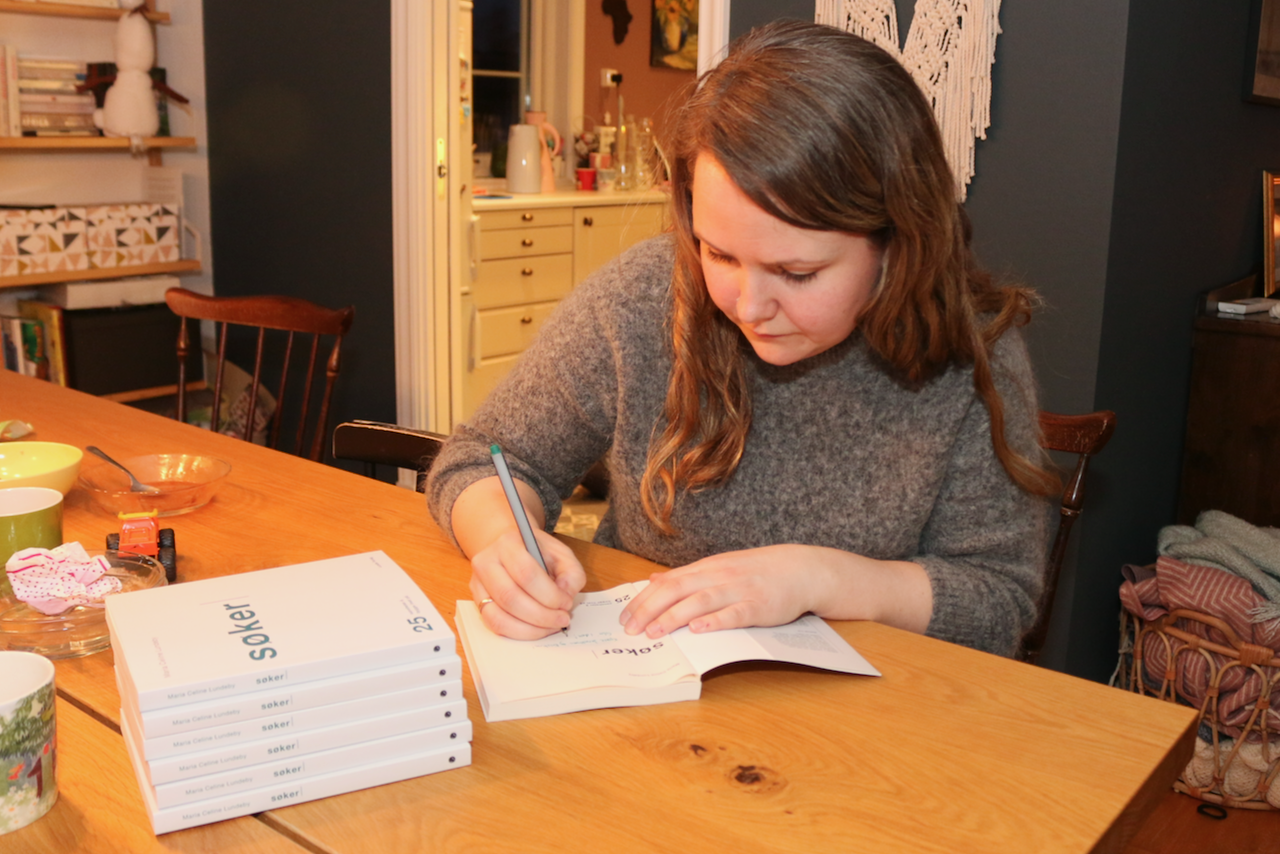 Maria Celine signerer bøker på boklanseringen hun holdt hjemme i huset på Gressvik mandag kveld.