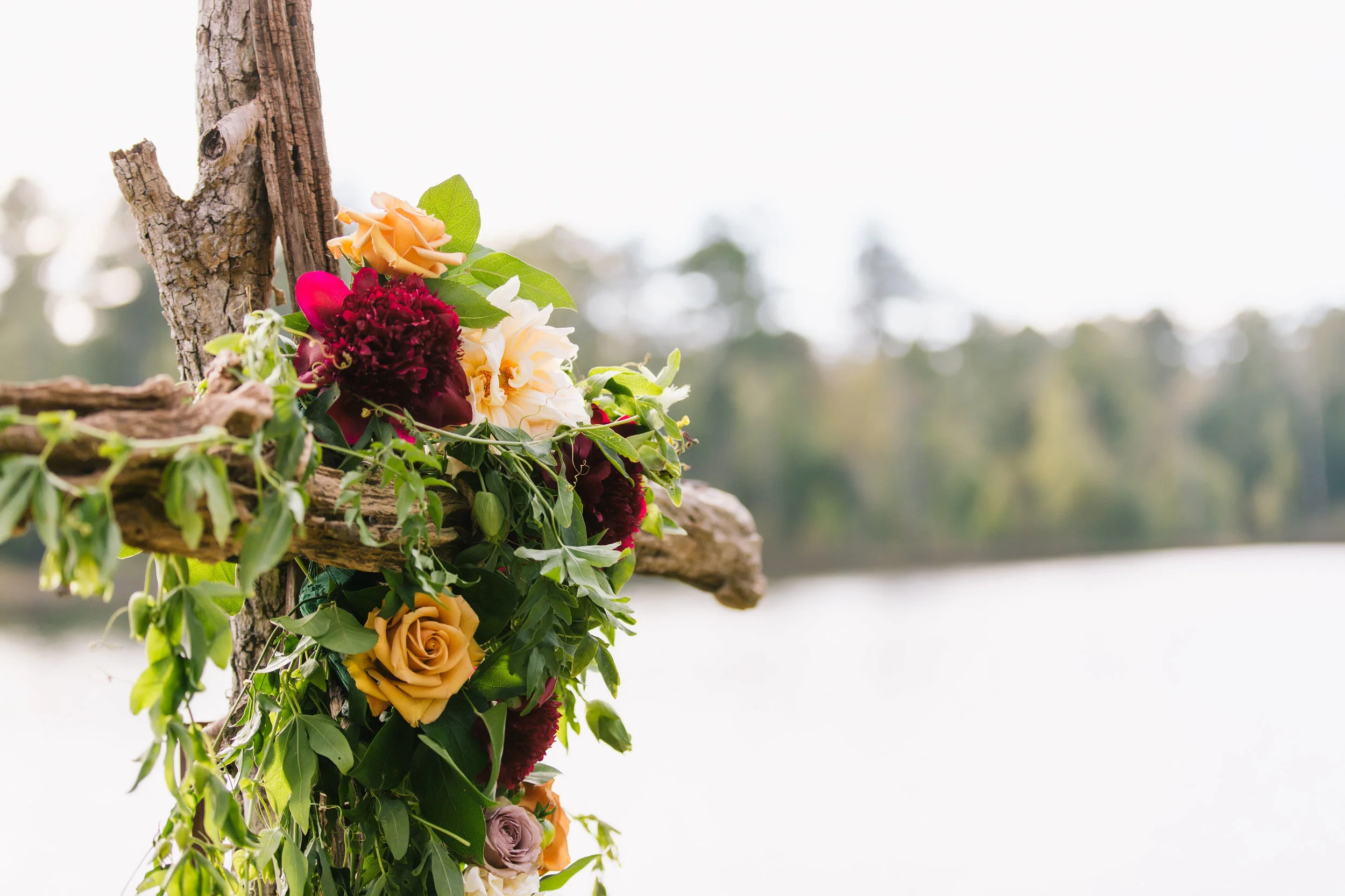 gertiemaesfloral.com | Sandy Creek Barn and Reynolds Plantation Wedding | Gertie Mae's Floral Design Studio | Vue Photography