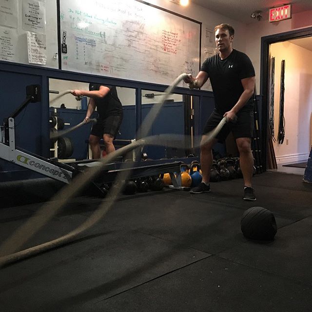 👌🏻NOTHING BEATS A GOOD BATTLE ROPE👌🏻
.
.
.
Have you heard of our #bluestrengthbodyshed ? We have designed a 6 week program that aims to achieve sustainable fitness results! #beyondfour #bluestrengthfitness #fitspo #fitfam #fitness #yyjfitness #mo