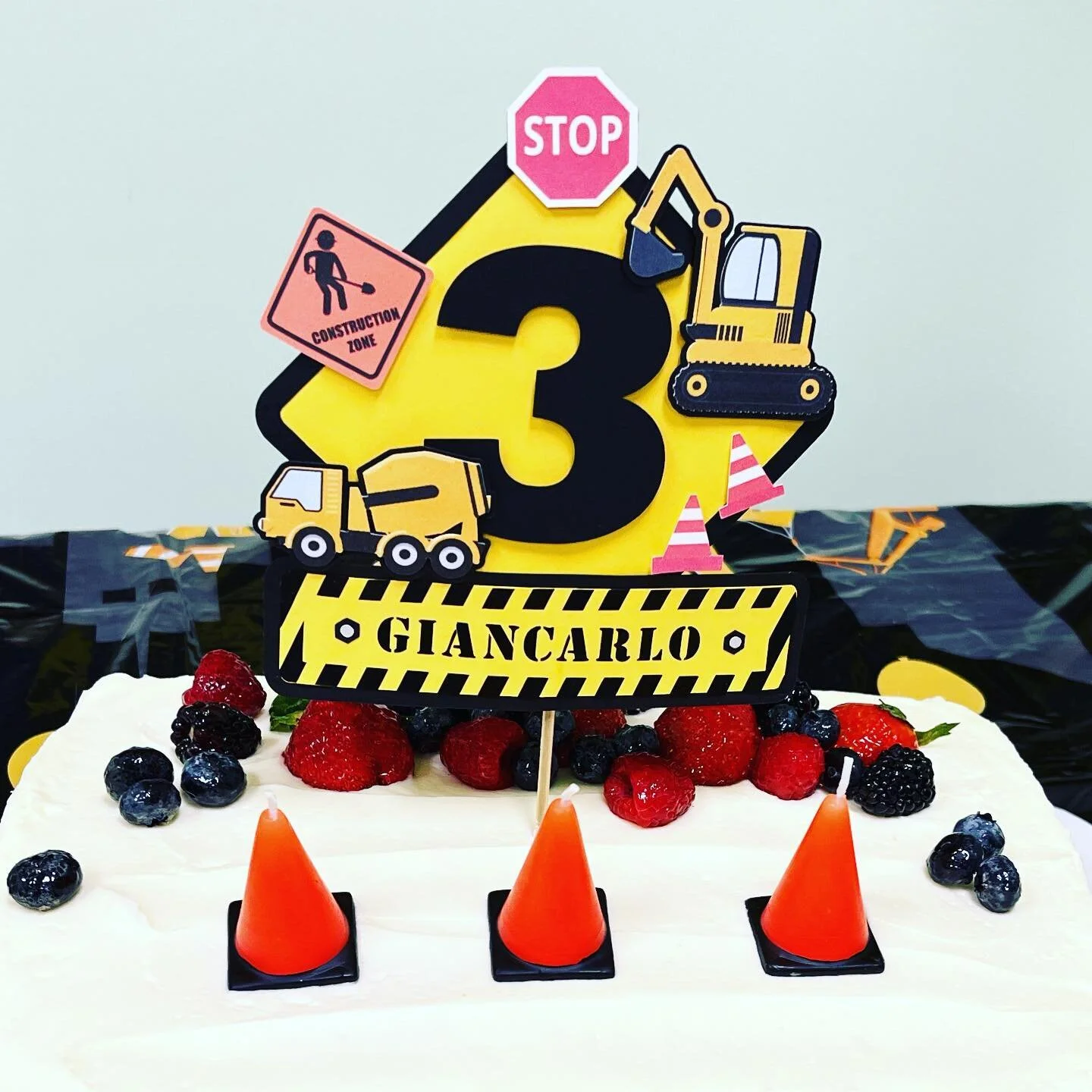 Custom birthday cake topper 
.
#topperpersonalizado #toppercake #caketopper #birhtdaycaketopper #smallbusinessowner #smallbusiness #craftyhomeshop #construction