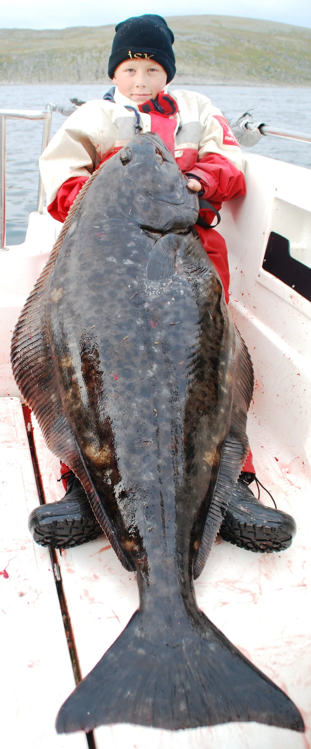 Jeppe-13-år-med-139cm-helleflynder.jpg