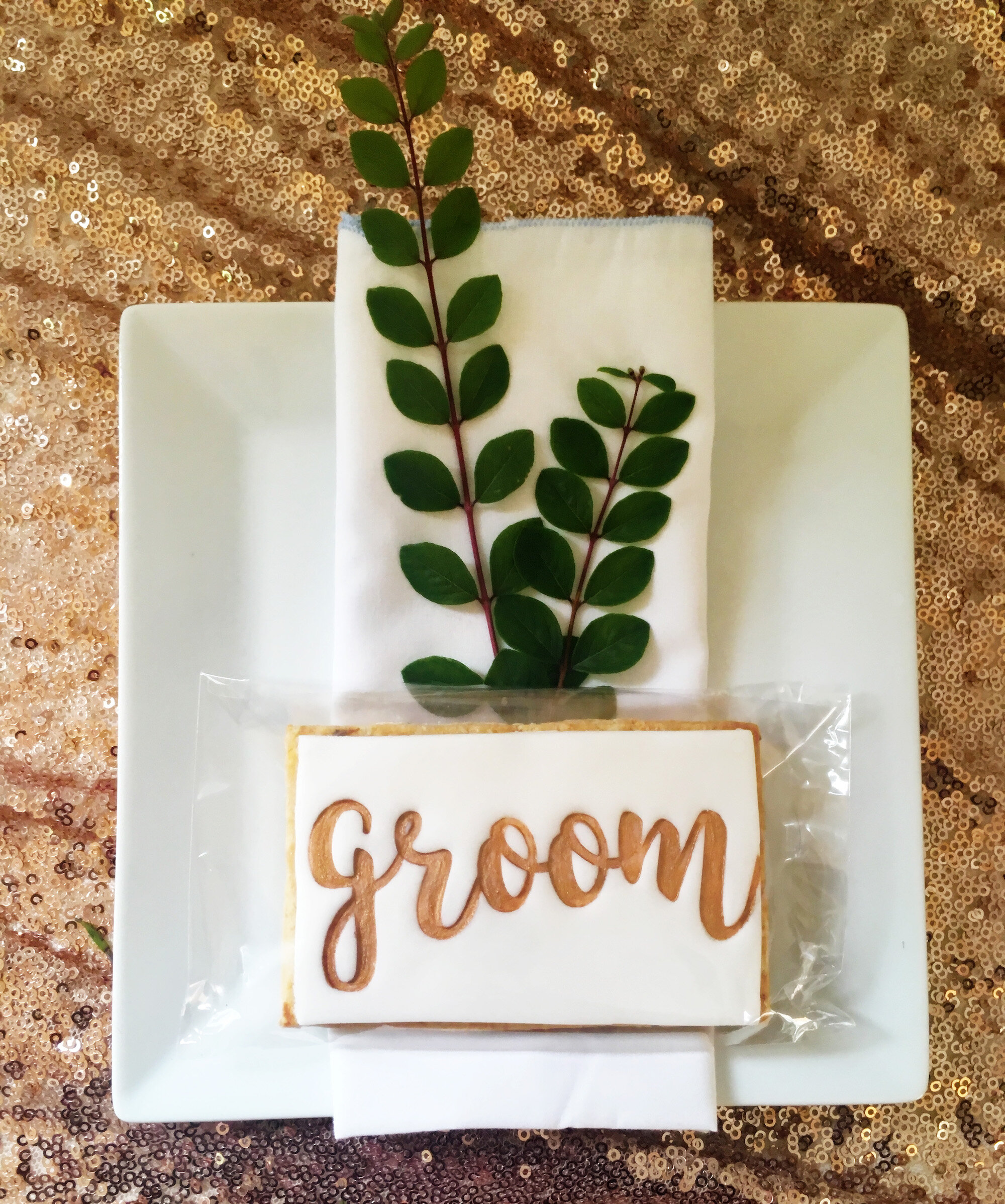 Place-setting-wedding-favours-groom