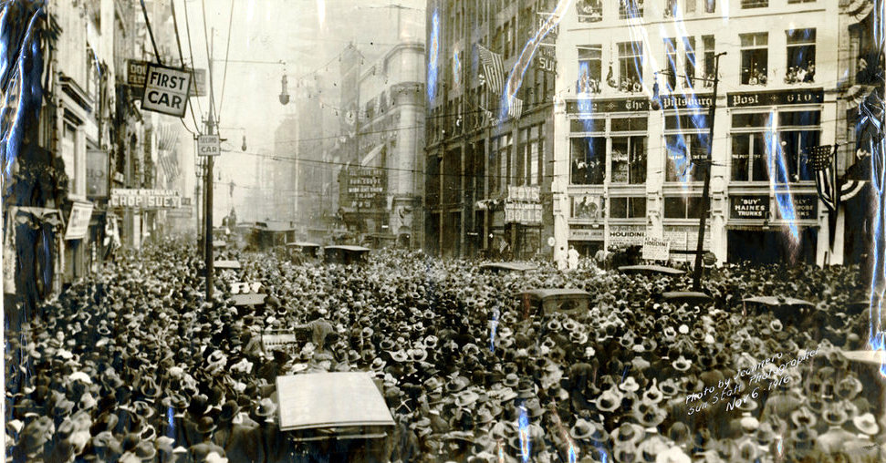Harry Houdini performing his suspended straitjacket escape at Wood Street and Liberty Avenue on November 6, 1916