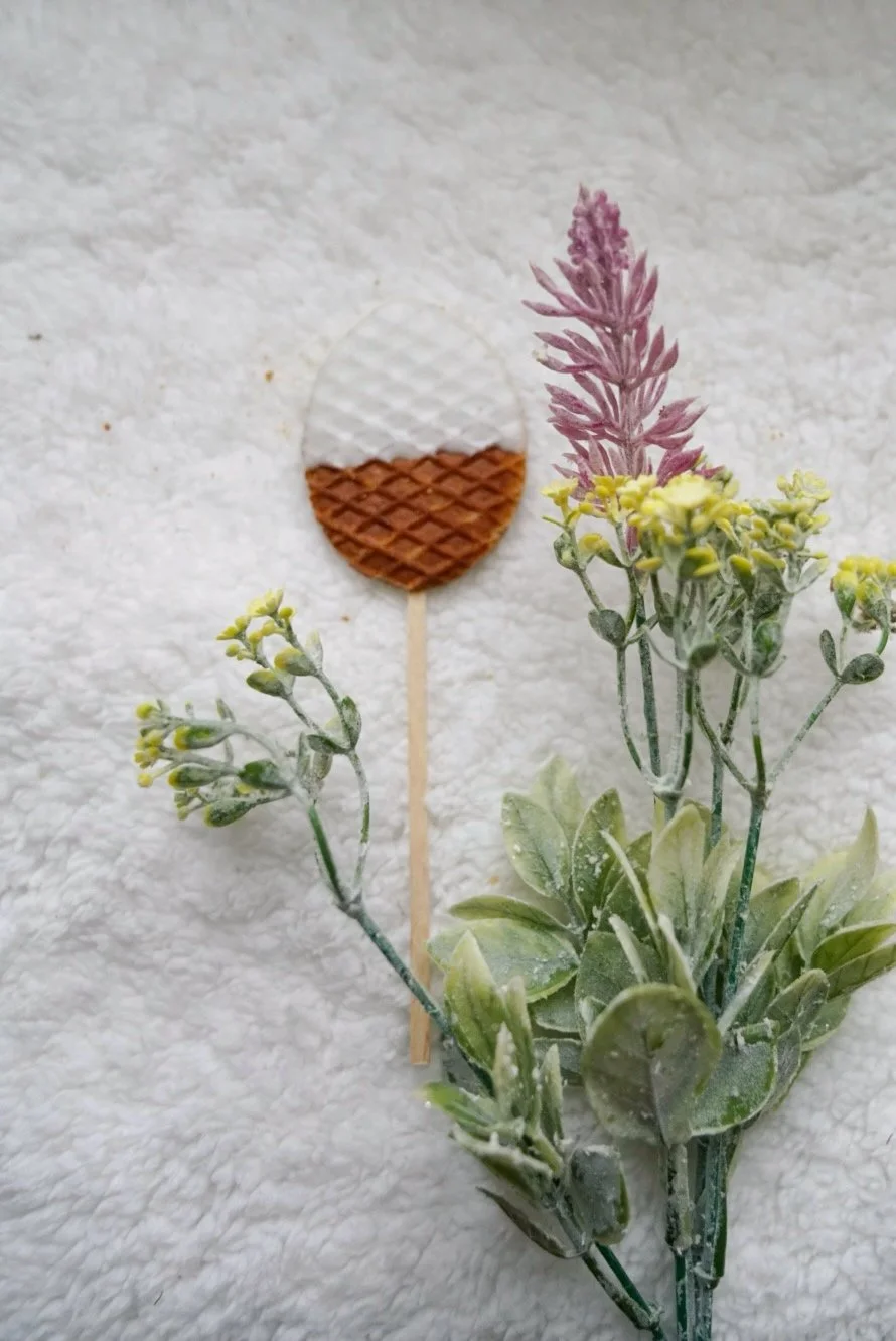 White Choc Egg Lollipop.jpg