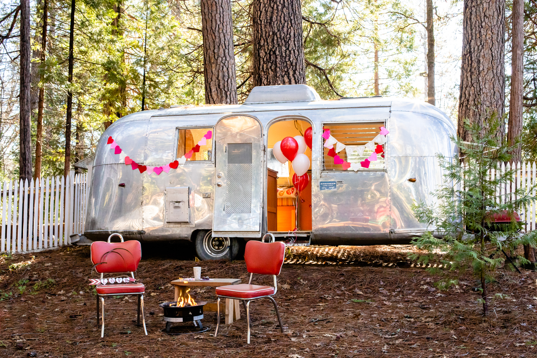 Inn Town Campground Valentine's Day Decorating | Lenkaland Photo