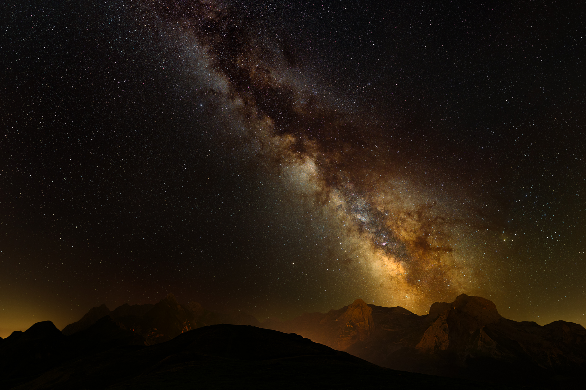 Panorama de 20 clichés (94 mégapixels, 11168 x 8430 pixels avant recadrage), ISO 1600 pour le ciel et 6400 pour le sol, 30s, f/1.8, Canon 5D Mark III, Tamron SP 35 mm f/1.8, Star Adventurer
