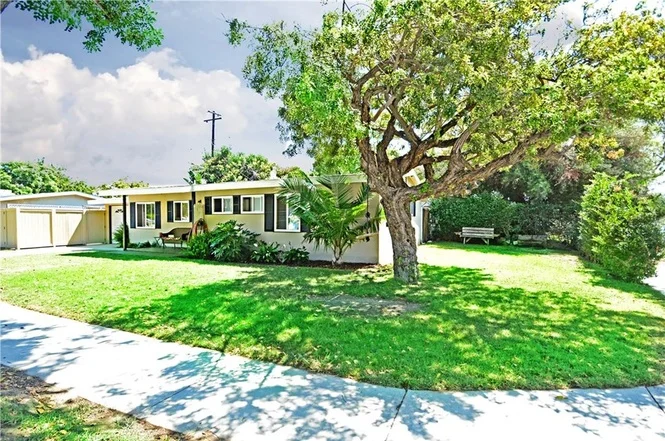 1626 N Studebaker Rd